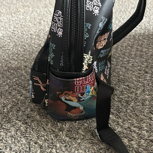 Loungefly Villians mini backpack - Picture 6 of 8